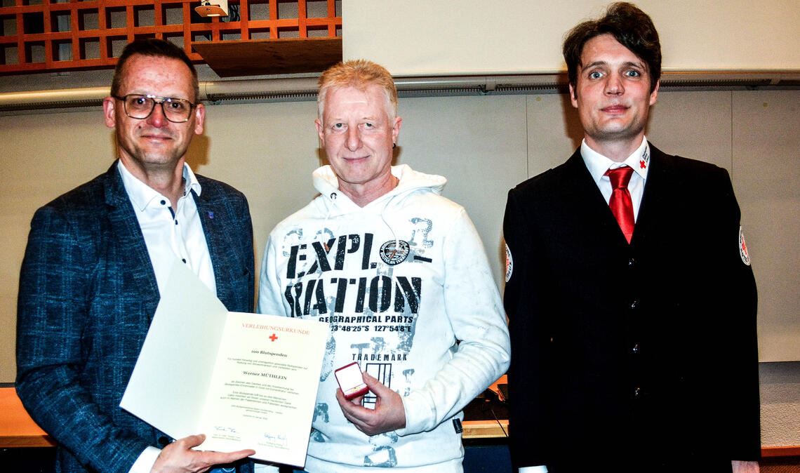 OB Stephan Retter (li.) und der DRK-Vorstandschef Andreas Donath vom Ortsverein Mühlacker (re.) zeichnen Werner Müthlein für 100 Blutspenden aus. Fotos: Stahlfeld