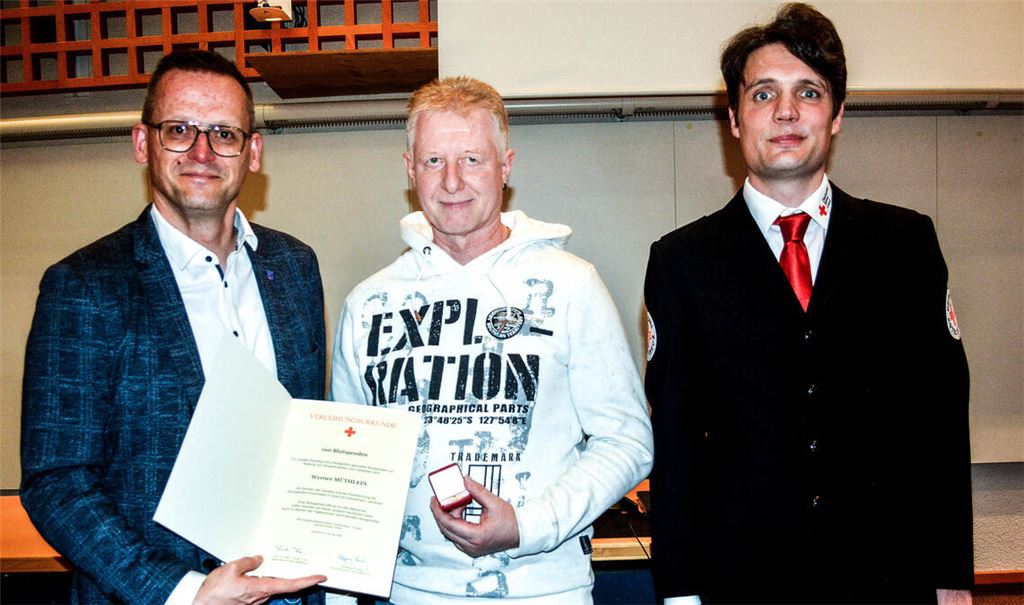 OB Stephan Retter (li.) und der DRK-Vorstandschef Andreas Donath vom Ortsverein Mühlacker (re.) zeichnen Werner Müthlein für 100 Blutspenden aus. Fotos: Stahlfeld