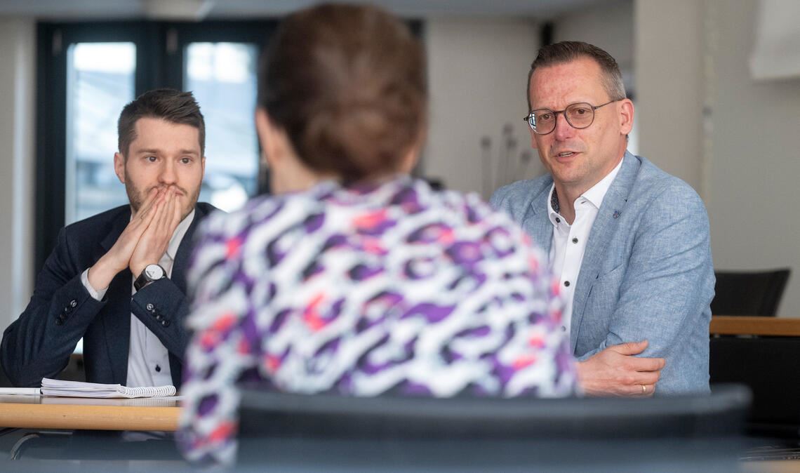 OB Stephan Retter (re.) hat mit seinem persönlichen Referenten Philipp Schad zum Pressegespräch geladen. Das solle in Zukunft häufiger vorkommen. Foto: Fotomoment
