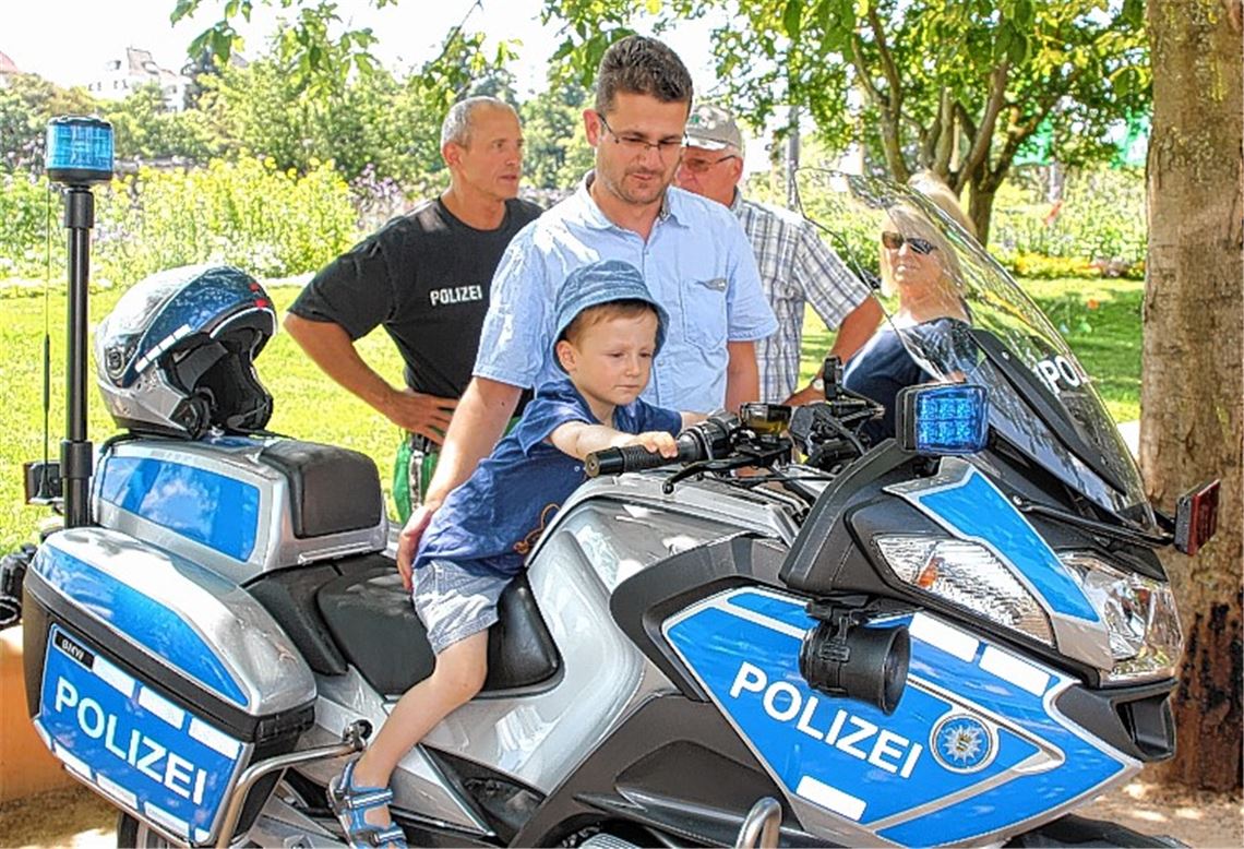 Ob Fahrzeugschau oder Vorführung der Hundestaffel: Der Thementag Polizei auf der Gartenschau kommt beim Publikum gut an. Fotos: Kollros