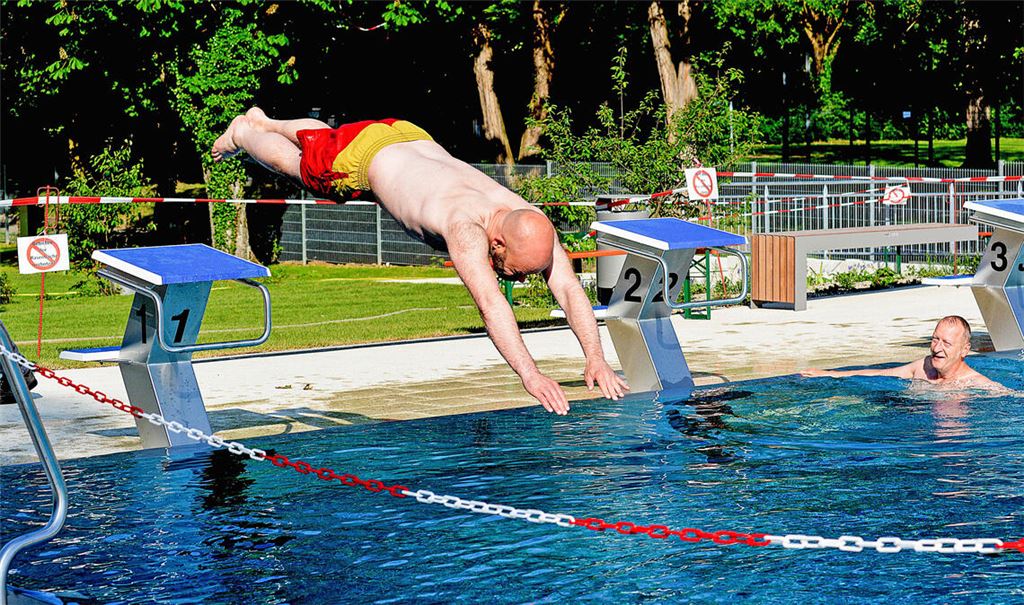 Ob Knittlingens Bürgermeister Alexander Kozel die Freibadsaison erneut mit einem Kopfsprung eröffnen wird, ist nicht bekannt. Dass die Badegäste aber zahlreich Abkühlung suchen werden, steht wohl außer Zweifel. Fotos: Archiv