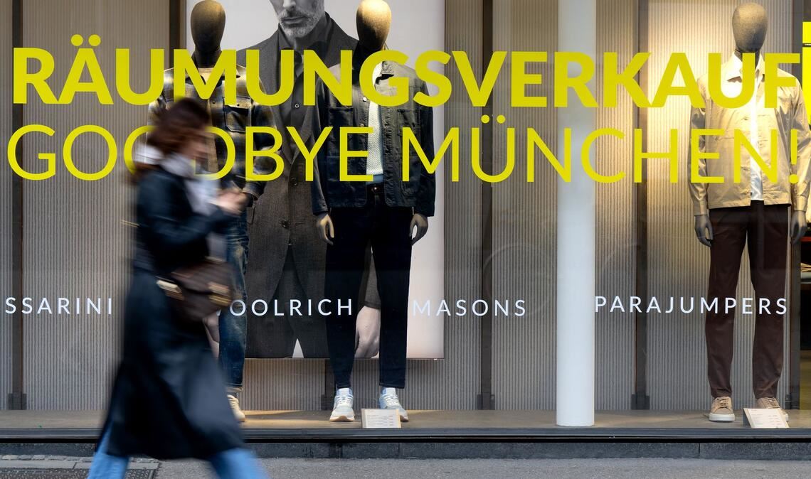 Ob Räumungsverkauf oder Rabattaktionen: Viele Händler umwerben die Kunden mit reduzierten Preisen.