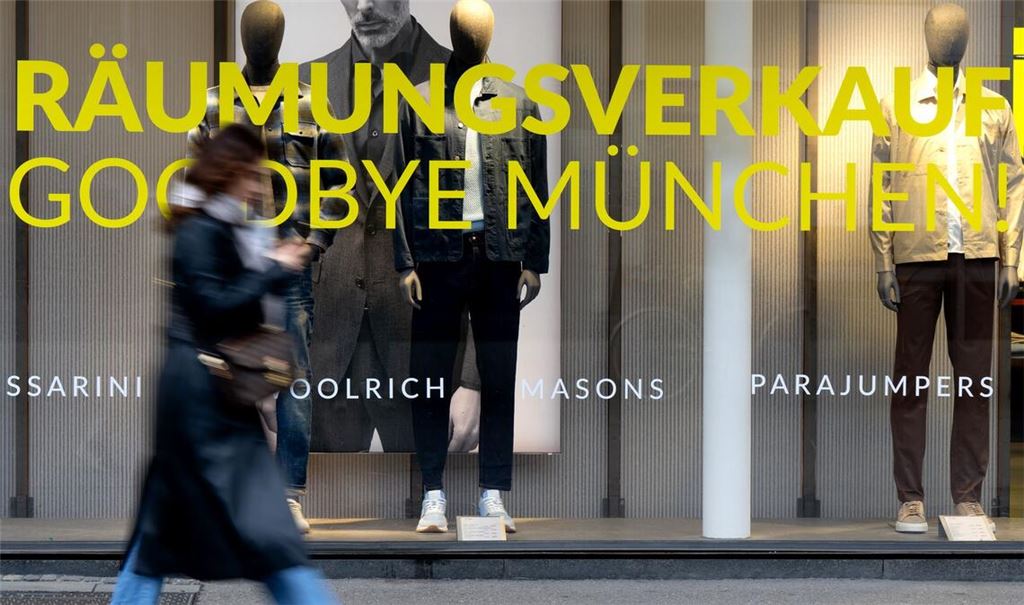 Ob Räumungsverkauf oder Rabattaktionen: Viele Händler umwerben die Kunden mit reduzierten Preisen.