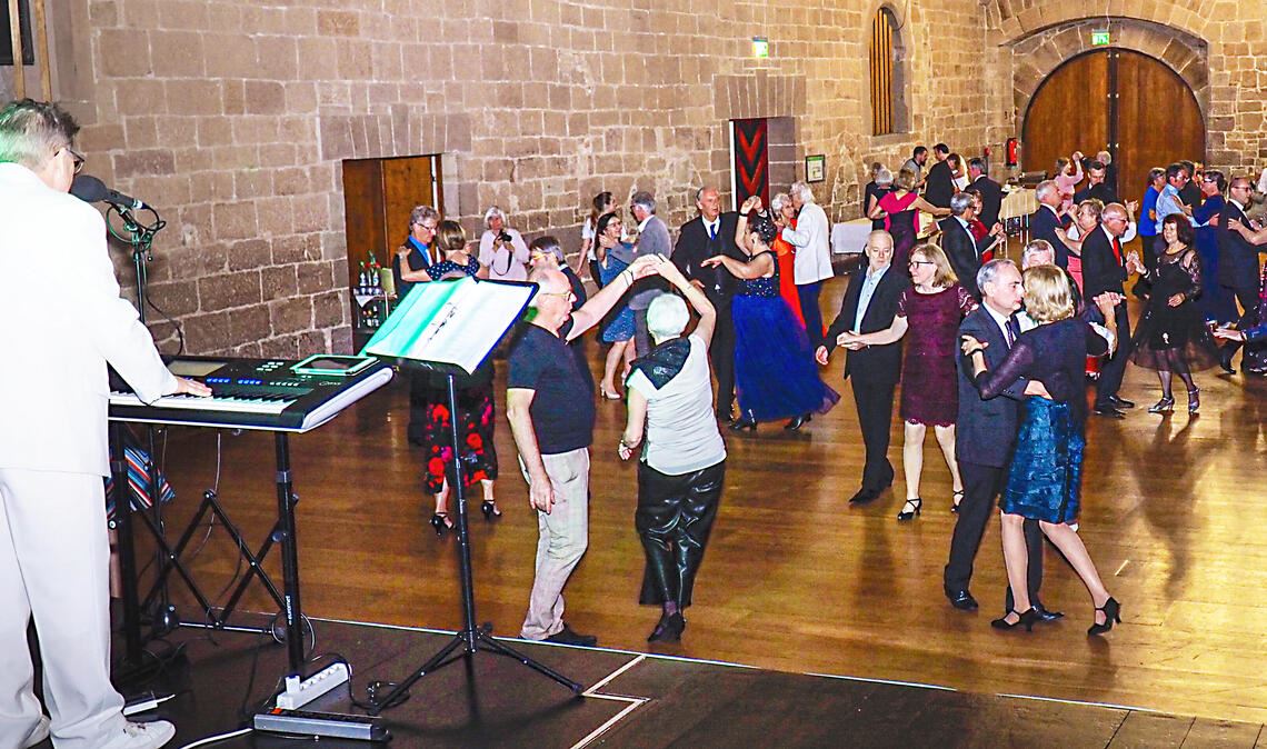 Ob Slowfox oder Cha-Cha-Cha: Beim Frühlingsball wird kräftig getanzt. Foto: Müller