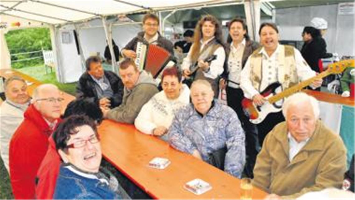 Ob Sonnenschein oder Nieselregen: Die Stromberger verbreiten im Biergarten gute Laune. Die Band zieht Besucher von nah und fern an.
Fotos: Stahlfeld