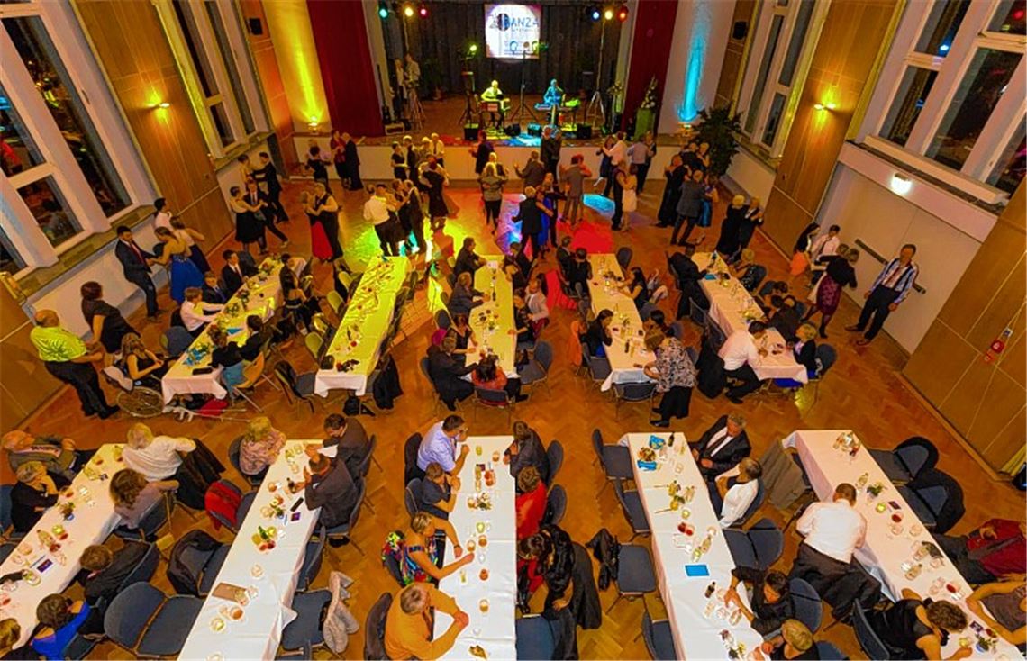 Ob Walzer, Tango, Rumba oder Jive – im Uhlandbau wird kräftig das Tanzbein geschwungen.