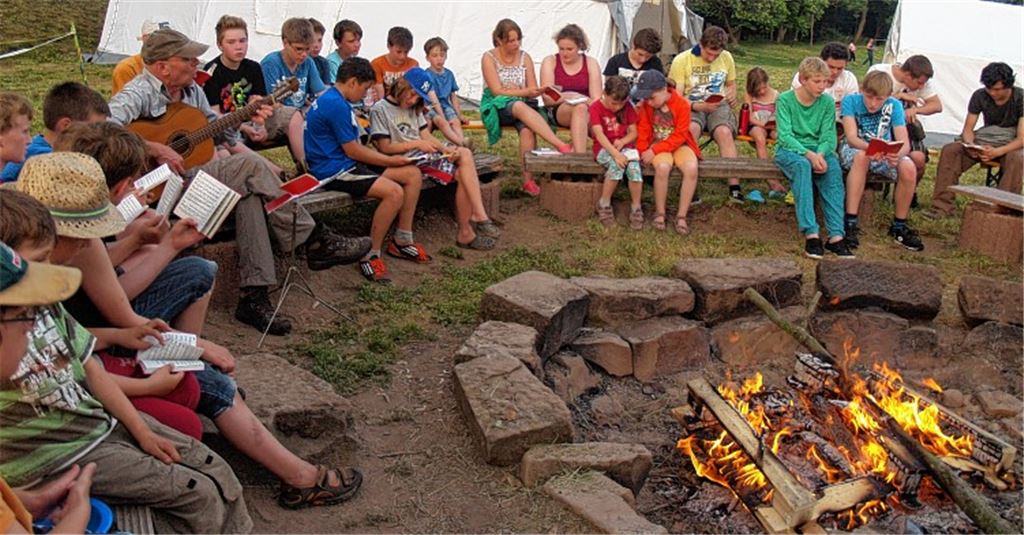 Ob am Lagerfeuer oder bei Sport und Geschicklichkeitsspielen: Die Teilnehmer der Freizeit auf dem Füllmenbacher Hof können sich auf vielfältige Weise einbringen.