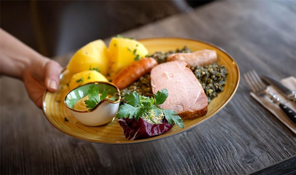 Ob die Gastronomen Steuererleichterungen weitergeben, ist fraglich. (Archivbild)