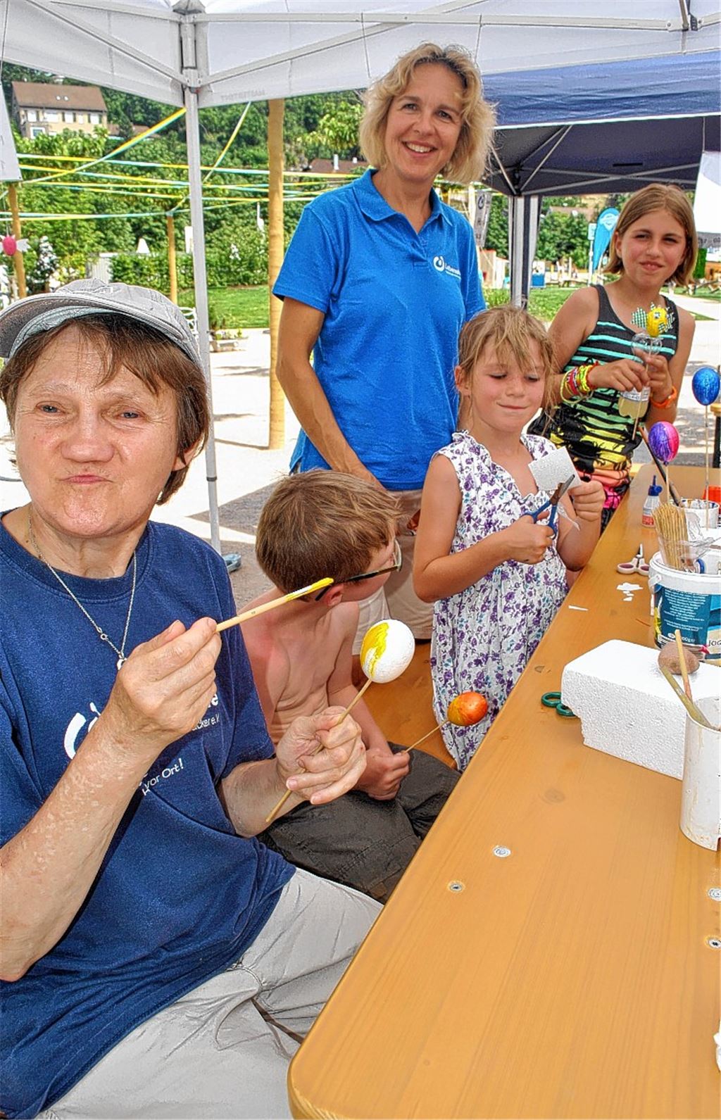 Ob eine Bastelaktion (links), Herausforderungen an der Kletterwand (rechts) oder flotte Klänge von den „Fleggafetzern“: Am Lebenshilfetag wird viel geboten. Fotos: Stahlfeld