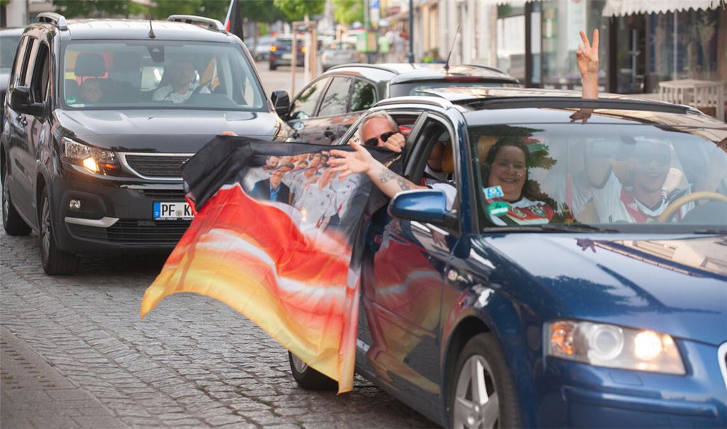 Ob es für die deutschen Fans bei der WM in den USA; Kanada und Mexiko etwas zu feiern gibt, wie dies nach einem Vorrundenspiel der Europameisterschaft 2021 der Fall war, muss sich noch herausstellen. Klar ist aber, dass sich die Fans an Regeln halten müssen und die Polizei ein Auge darauf hat. Foto: Archiv