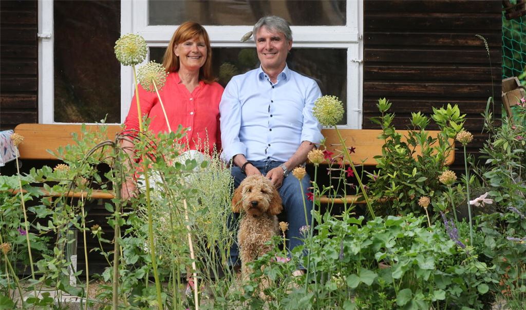 Ob im Garten oder im denkmalgeschützten Eigenheim: Illingens Bürgermeister Armin Pioch, seine Frau Susanne Marx und Hund „Hannes“ fühlen sich in Schmie sehr wohl. Foto: Deeg