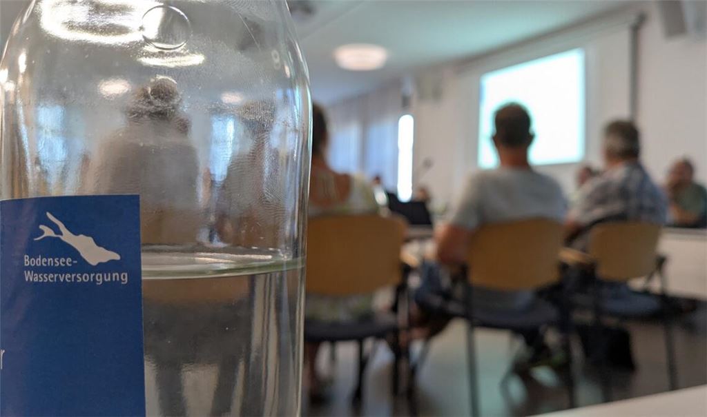 Ob nun Sprudelflasche oder Illinger Leitungen: Unendlich ist das Bodenseewasser nicht. Sorgen muss man sich aber (noch) nicht machen. Foto: Steigleder