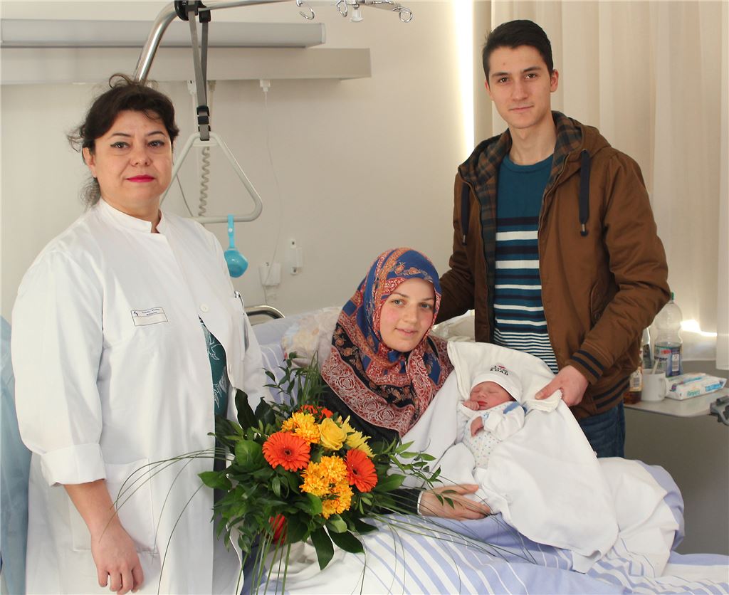 Oberärztin Cezara Müller gratuliert Mutter Yesim und Vater Hakan Aydin zur Geburt von Söhnchen Yakub Umeyr.  Foto:  Kollros