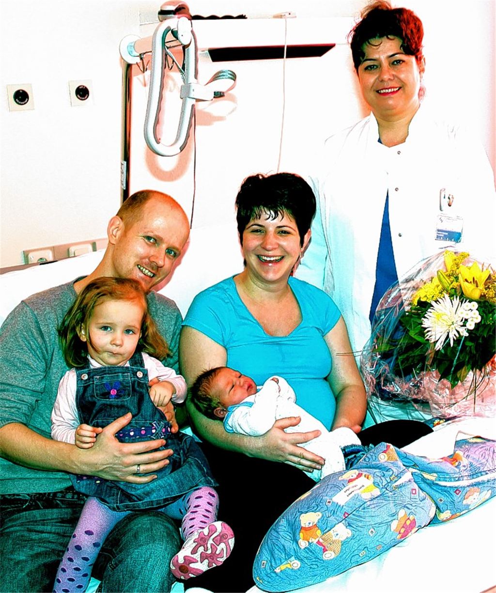 Oberärztin Cezara Müller (re.) und Familie Ascherl mit dem in der Mühlacker Klinik geborenen Neujahrsbaby 2013. Archivfoto: Kollros