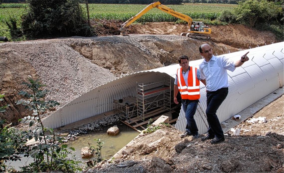 Oberbauleiter Jörg Repple (li.) informiert Illingens Bürgermeister Harald Eiberger über den Fortgang des Brückenbaus. Rund 560000 Euro kostet die Maßnahme. Foto: Sadler