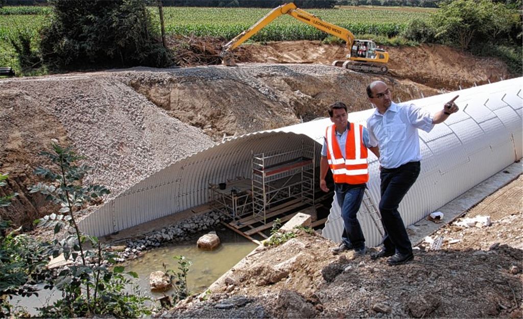 Oberbauleiter Jörg Repple (li.) informiert Illingens Bürgermeister Harald Eiberger über den Fortgang des Brückenbaus. Rund 560000 Euro kostet die Maßnahme. Foto: Sadler