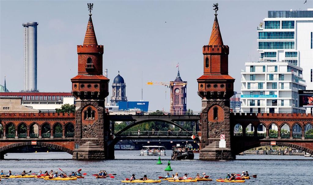 Oberbaumbrücke in Berlin: Touristen sollen künftig belohnt werden, wenn sie Müll sammeln.