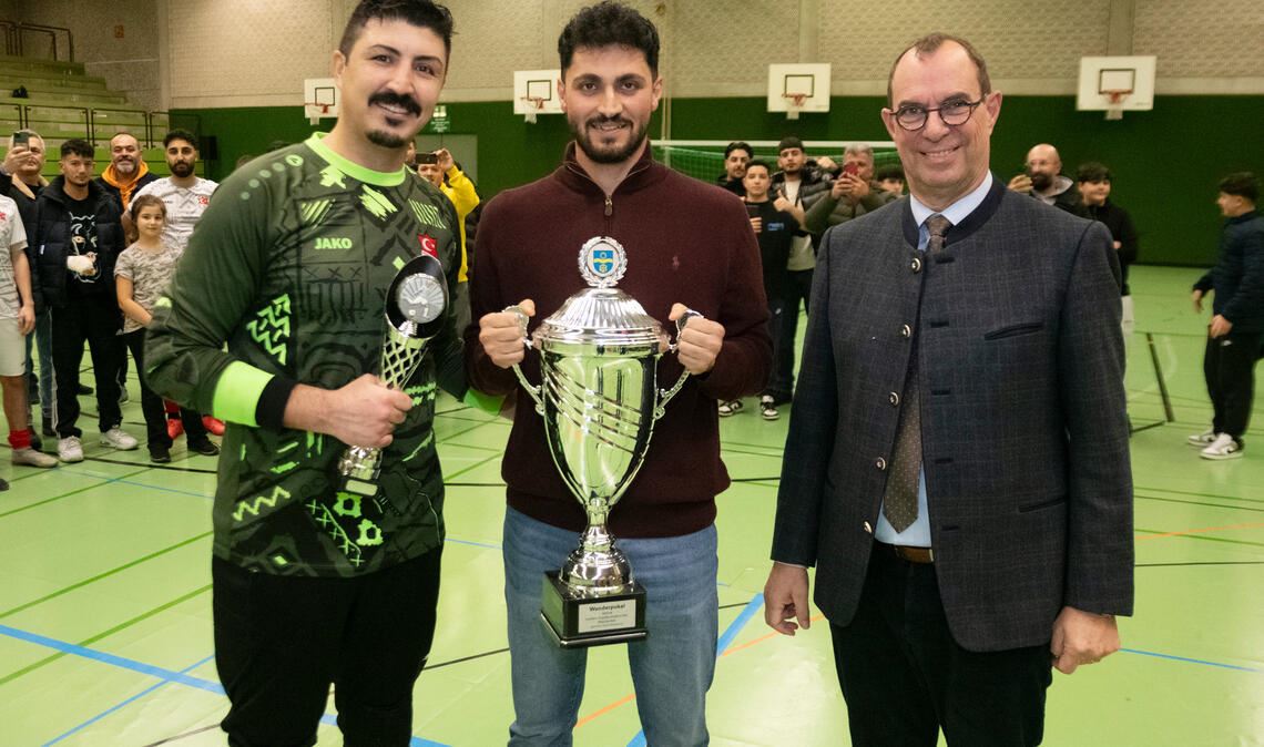 Oberbürgemeister Frank Schneider überreicht den Wanderpokal an den Türkischen SV...