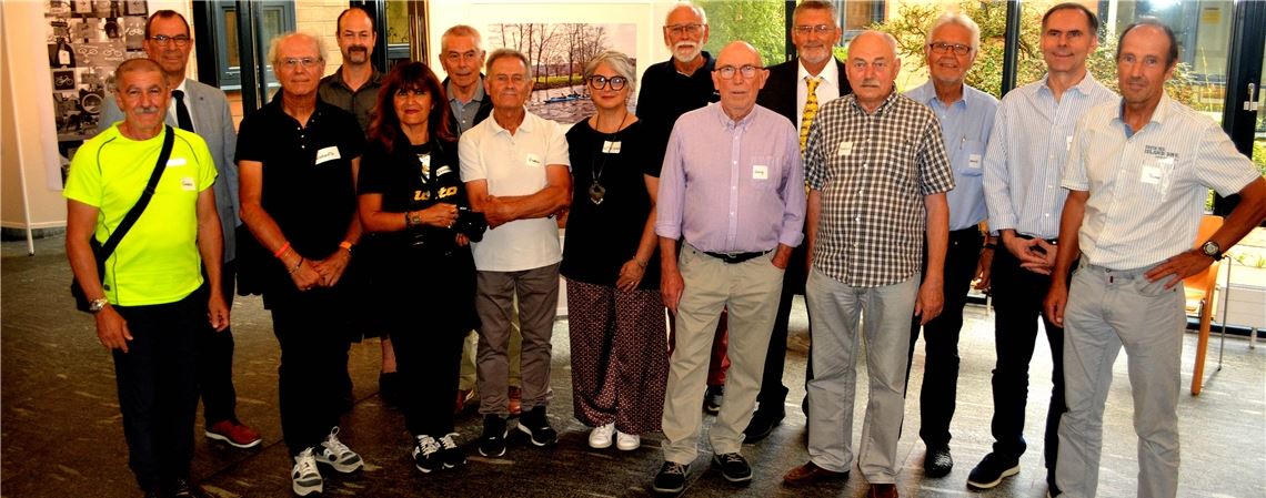 Die Sprache der Bilder ist international Oberbürgermeister Frank Schneider (2.v.li.) und die Fotografen, die ihre Arbeiten im Rathaus von Mühlacker zeigen. Fotos: Stahlfeld