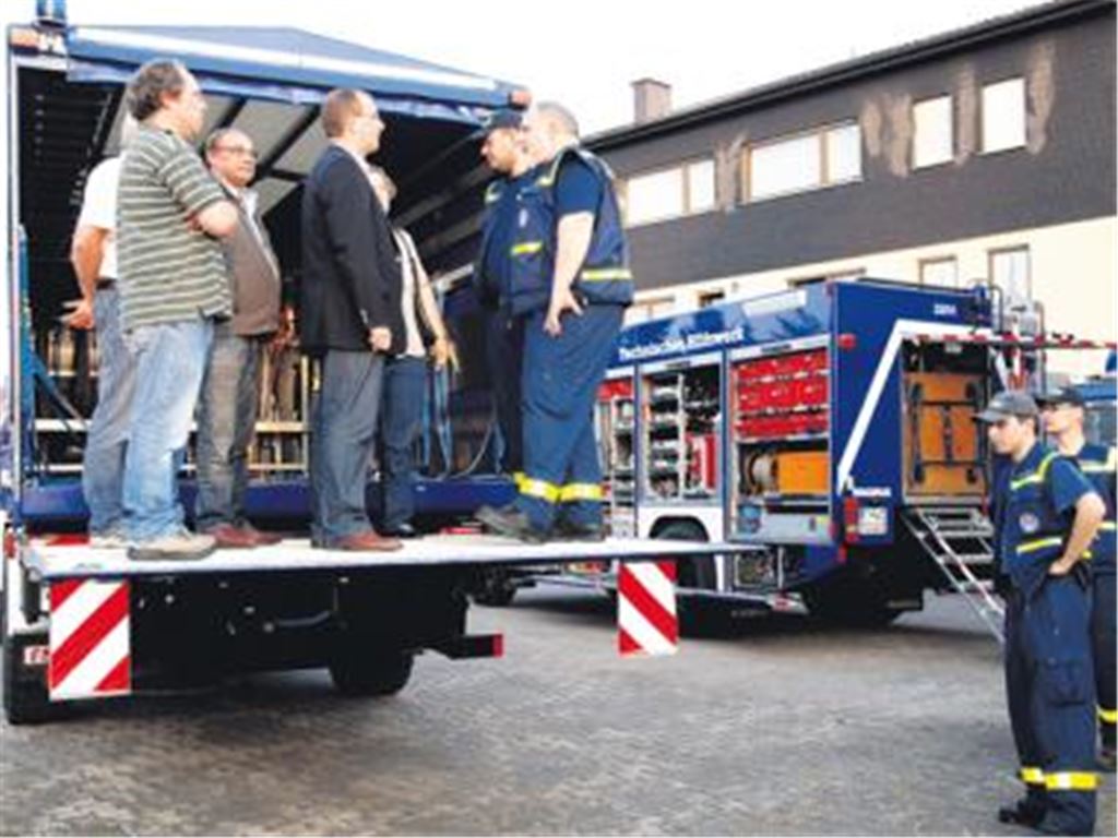 Oberbürgermeister Frank Schneider, Gemeinderäte und Feuerwehrkommandant Ralph Keipp lassen sich vom THW informieren.
Foto: Appich