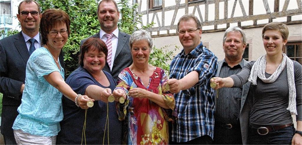 Oberbürgermeister Frank Schneider, Ursula Klein, Karin Lutz und Matthias Waidelich vom TV Mühlacker, Bärbel Vorrink, Frank Ehmann und Jochen Wörner vom Turngau Neckar-Enz sowie Svenja Tischhauser vom TV Mühlacker freuen sich auf das Großereignis im Käppele. Die Medaillen für die Teilnehmer sind schon da. Foto: Eigner