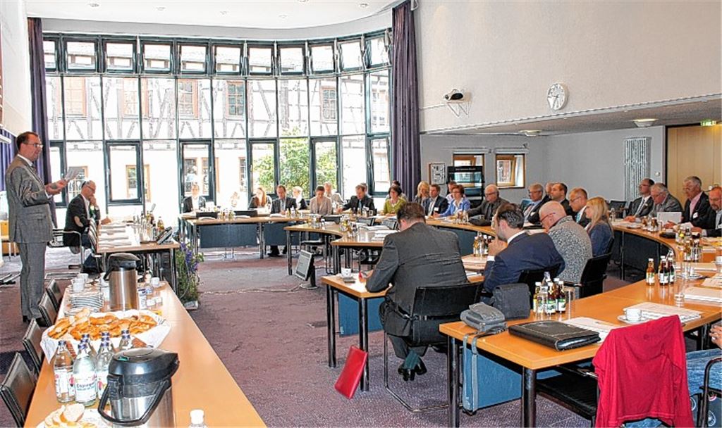 Oberbürgermeister Frank Schneider begrüßt die Teilnehmer am „Tag der Wirtschaftsförderung“ im Mühlacker Rathaus. Foto: Schröder