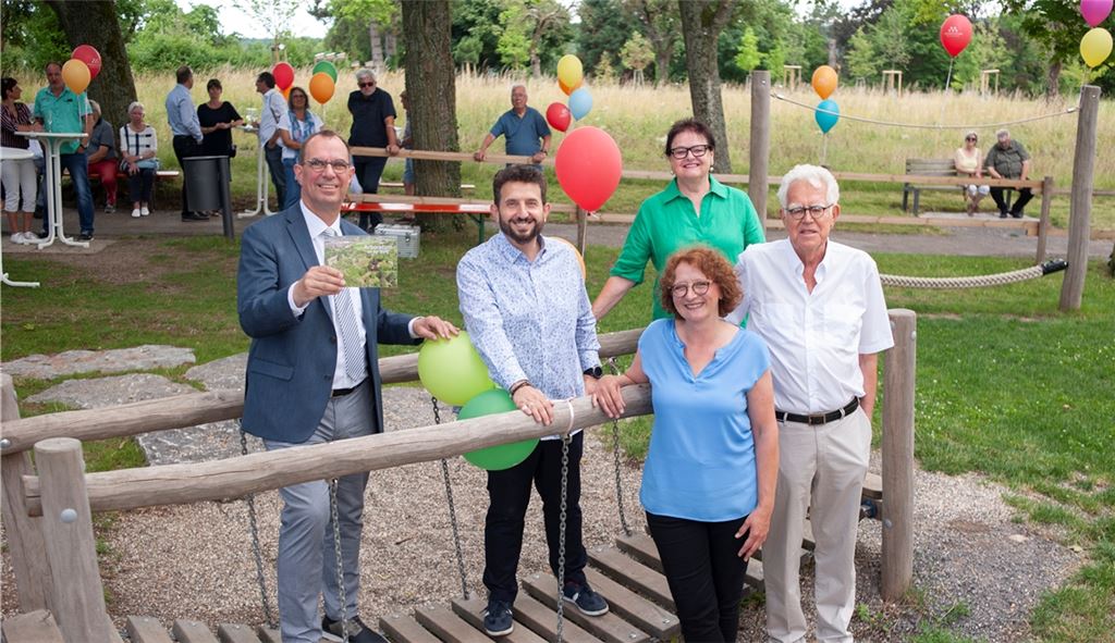 Oberbürgermeister Frank Schneider (li.), die Vertreter der Bürgerstiftung, Hasan Özer, Elsbeth Rommel (hinten) und Frank Händle (re.), sowie Petra Herrling bei der Übergabe des Arboretums. Foto: Fotomoment