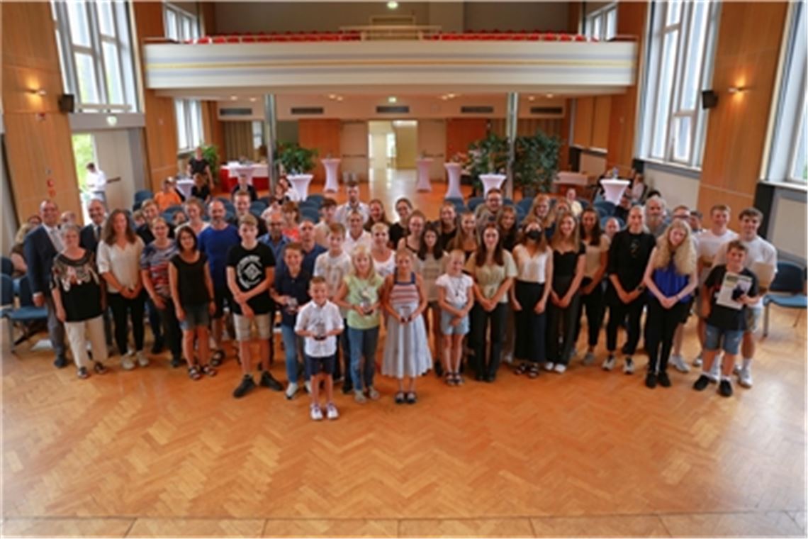Oberbürgermeister Frank Schneider (li.) freut sich darüber, dass er den Sportlern endlich ihre Medaillen überreichen konnte. Fotos: Huber