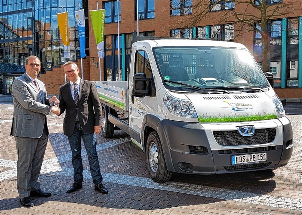 Oberbürgermeister Frank Schneider (li.) nimmt den Schlüssel für den neuen Peugeot-Pritschenwagen von Jochen Staib, Geschäftsführer der ahg Mühlacker, entgegen.