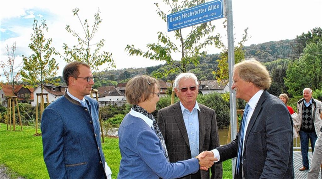 Oberbürgermeister Frank Schneider (li.) und Stadtwerke-Geschäftsführer Jürgen Meeh (re.) überraschen Ilse und Georg Höchstetter mit der „Georg Höchstetter Allee“. Fotos: Stahlfeld