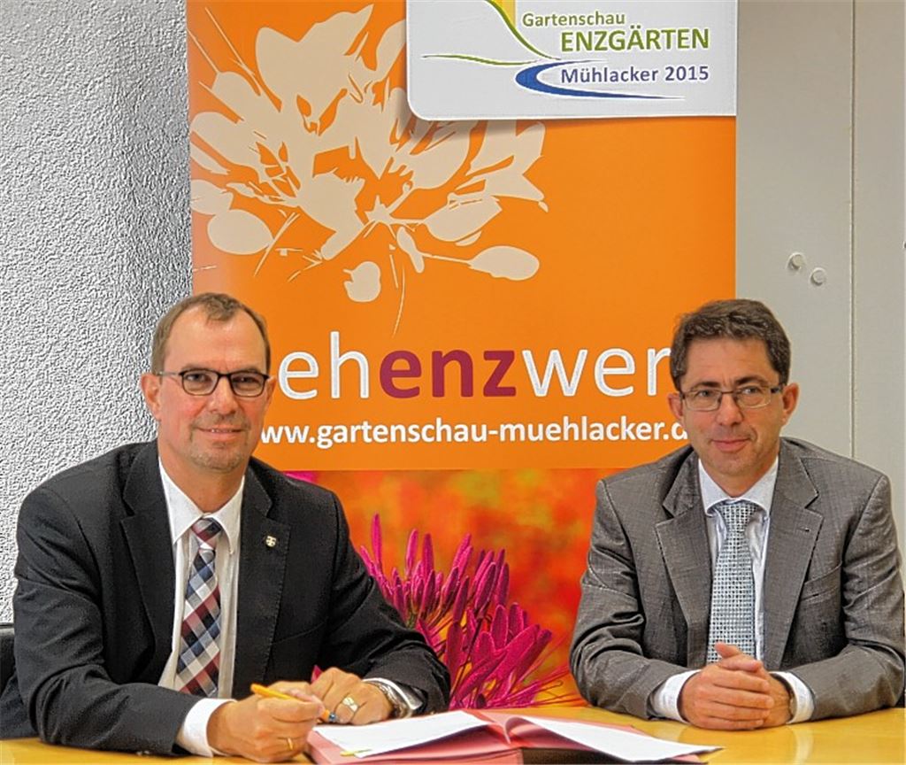 Oberbürgermeister Frank Schneider (li.) unterzeichnet zusammen mit MT-Verleger Hans-Ulrich Wetzel den Enzgärten-Kooperationsvertrag, in dessen Rahmen es ein Konzert von Stefanie Hertel (Bild oben) sowie eine dauerhafte Leseinsel (Standort: siehe Bild unten) auf dem Gartenschaugelände geben wird.