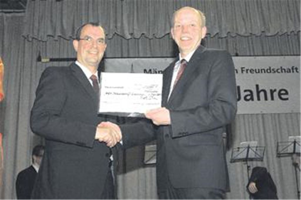 Oberbürgermeister Frank Schneider (links) gratuliert dem MGV-Vorsitzenden Martin Schaufelberger zum Vereinsjubiläum.  Foto: Appich