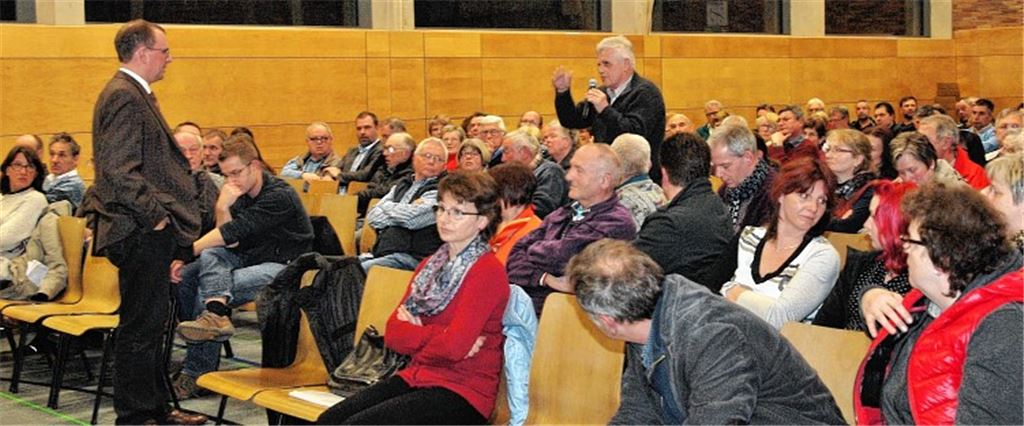 Oberbürgermeister Frank Schneider (links stehend) stellt sich bei der Bürgerversammlung den kritischen Fragen der Lienzinger. Foto: Appich