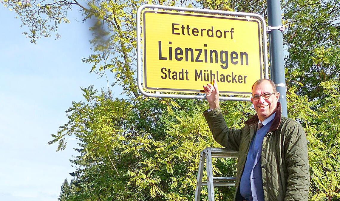 Oberbürgermeister Frank Schneider mit einem der neuen Ortsschilder für das „Etterdorf“ Lienzingen. Foto: Stadtverwaltung Mühlacker
