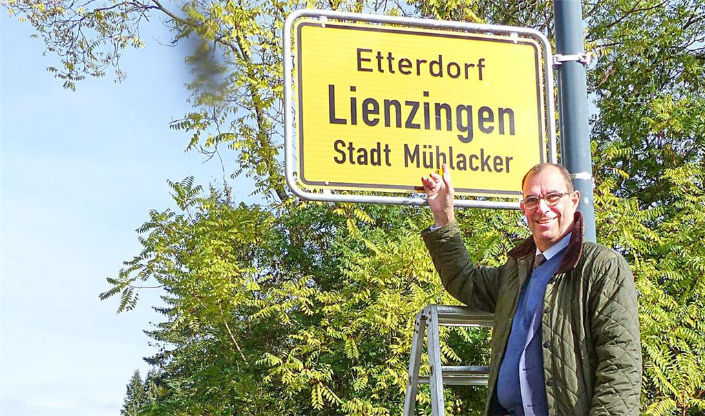 Oberbürgermeister Frank Schneider mit einem der neuen Ortsschilder für das „Etterdorf“ Lienzingen. Foto: Stadtverwaltung Mühlacker