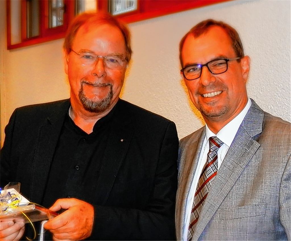 Oberbürgermeister Frank Schneider (re.) dankt Manfred Schmidt-Basler.