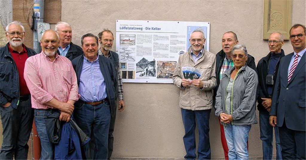 Oberbürgermeister Frank Schneider (re.) mit den Initiatoren der Bürgerprojekte „Mühlacker sehen“ zur Gartenschau. Foto: Goertz