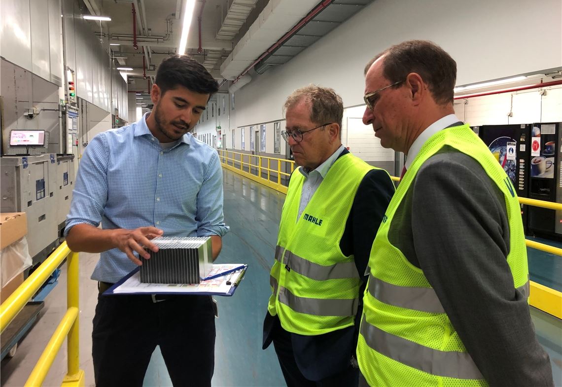 Oberbürgermeister Frank Schneider (re.) und der FDP-Bundestagsabgeordnete Rainer Semet (Mitte) beim Besuch des Mühlacker Mahle-Werks. Foto: privat