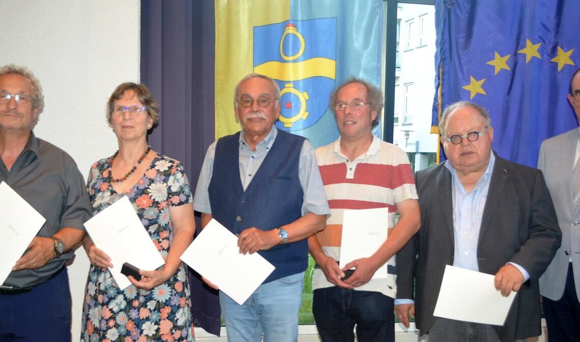 Oberbürgermeister Frank Schneider (re.) zeichnet Klemens Köberle, Dr. Ulrike Fuchs, Rolf Leo, Matthias Trück und Günter Bächle (v.li.) für deren langjährige Mitgliedschaften im Gemeinderat aus. Foto: Stahlfeld