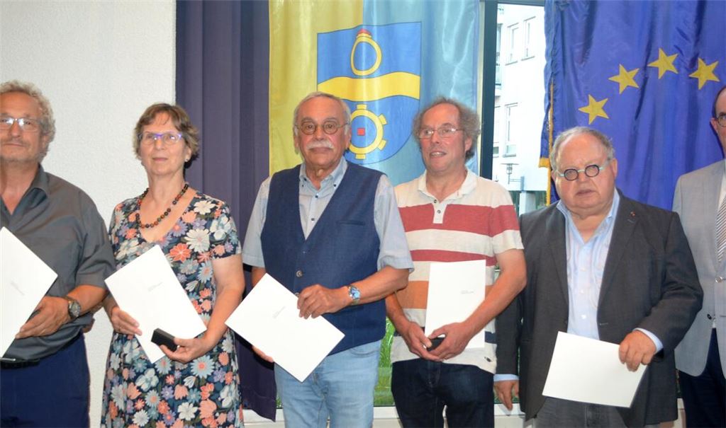 Oberbürgermeister Frank Schneider (re.) zeichnet Klemens Köberle, Dr. Ulrike Fuchs, Rolf Leo, Matthias Trück und Günter Bächle (v.li.) für deren langjährige Mitgliedschaften im Gemeinderat aus. Foto: Stahlfeld