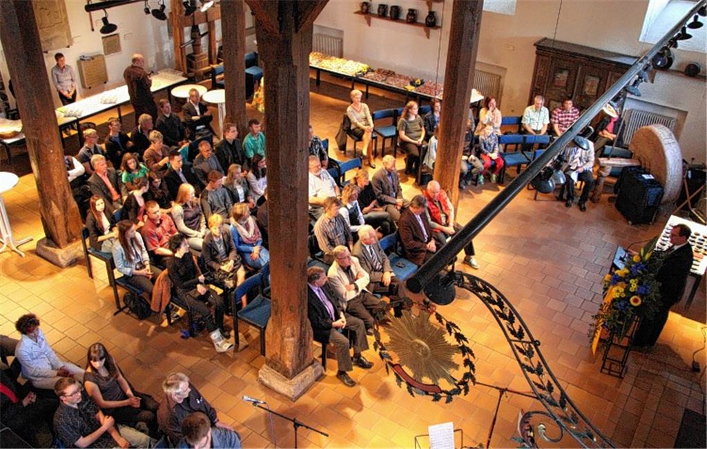 Oberbürgermeister Frank Schneider spricht den Sportlern, Trainern und Funktionären seine Anerkennung aus. Fotos: Eigner