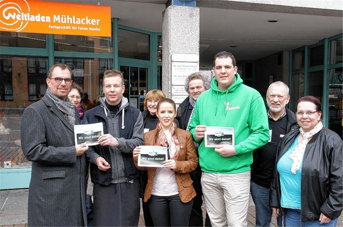 Oberbürgermeister Frank Schneider überreicht vor dem Mühlacker Weltladen die Fairtrade-Plaketten an Frank Tichlers (Blumen Berret), Padeco Teixeira (Geschmacksmeile Enzberg) und Benjamin Luwig (La Cantina) (v. li.). Die Mitglieder der Steuerungsgruppe „Fairtrade-Stadt Mühlacker“ freuen sich über das Engagement der Geschäftsleute. Foto: Goertz