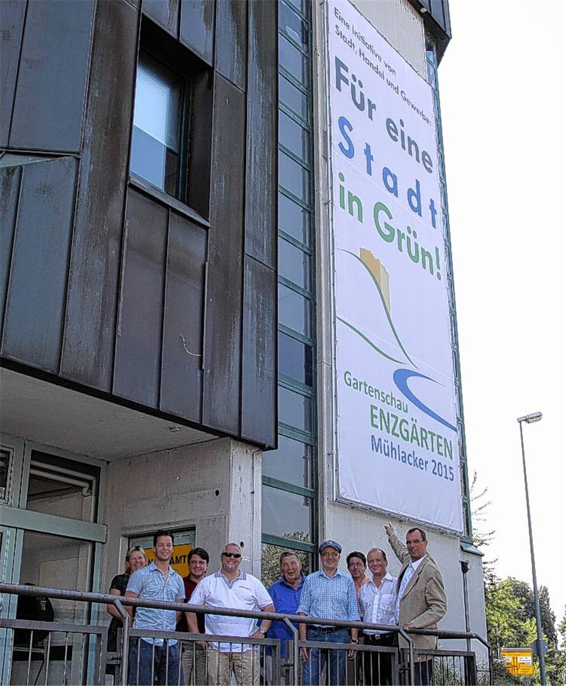 Oberbürgermeister Frank Schneider und die Mitstreiter vor dem Banner am Mühlehof.