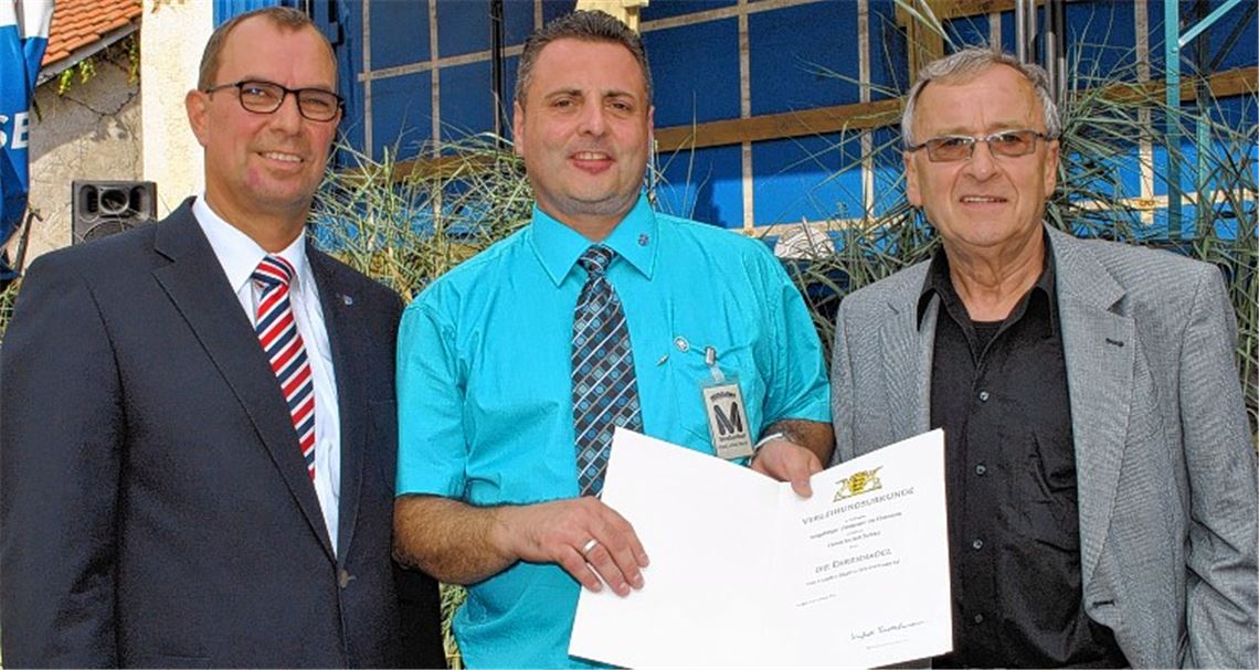 Oberbürgermeister Frank Schneider (v.l.) zeichnet Jochen Schray mit der Landesehrennadel aus. Die Anregung kam von Hans Mäusle. Foto: Stahlfeld