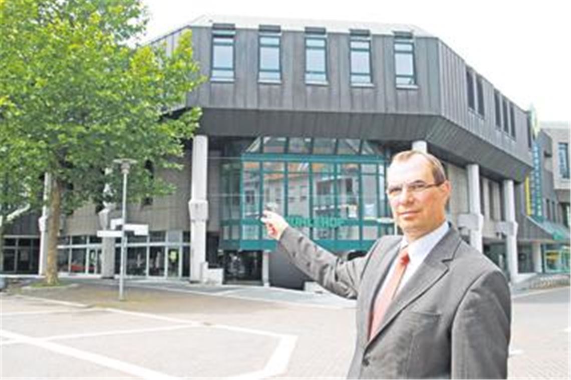 Oberbürgermeister Frank Schneider vor dem Mühlehof, der zurzeit die öffentliche Diskussion in Mühlacker klar beherrscht.
Foto: Sadler