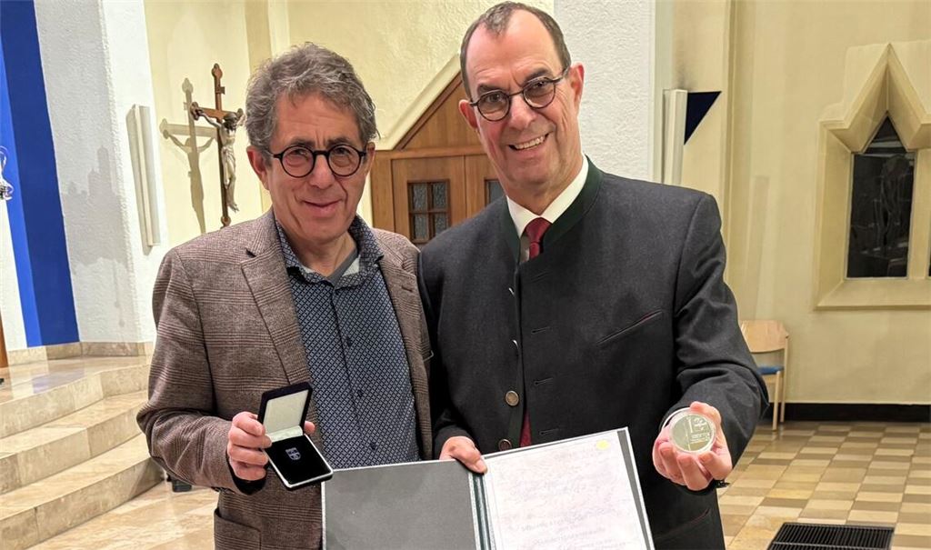 Oberbürgermeister Frank Schneider zeichnet Hans-Ulrich Wetzel (li.) aus. Foto: privat