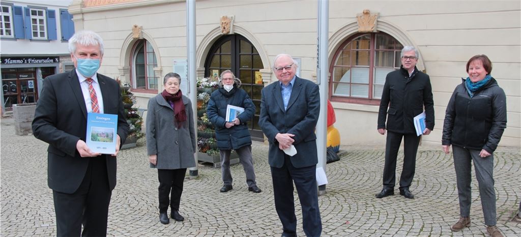 Oberbürgermeister Gerd Maisch und das Autorenteam Gudrun Aker, Joachim Fiebig, Manfred Scheck, Peter Schaller und Andrea Majer stellen das neue Nachschlagewerk über Ensingen vor.Friedrich