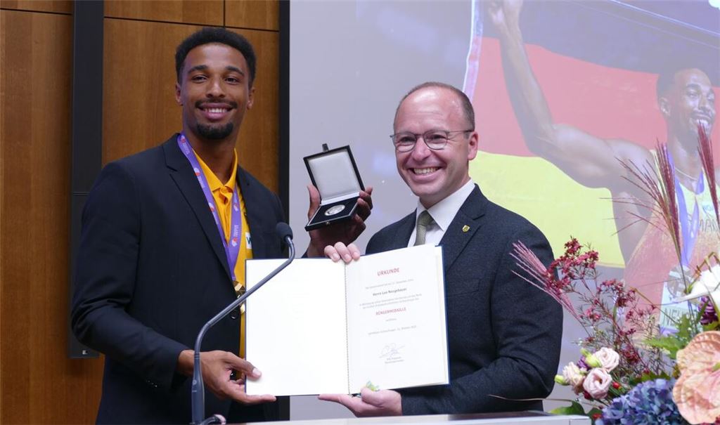 Oberbürgermeister Otto Ruppaner (rechts) verleiht Leo Neugebauer die Bürgermedaille.