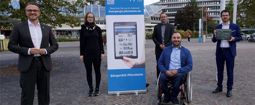 Oberbürgermeister Peter Boch, Friederike Kafka vom Amt für Vermessung und Liegenschaften, Michael Hertl vom Eigenbetrieb Wirtschaft und Stadtmarketing, Integrationsbeauftragter Mohamed Zakzak und Digitalisierungsbeauftragter Kevin Lindauer sind überzeugt vom neuen Service der Smartphone-App „ParkenPF“. Foto: Stadt Pforzheim