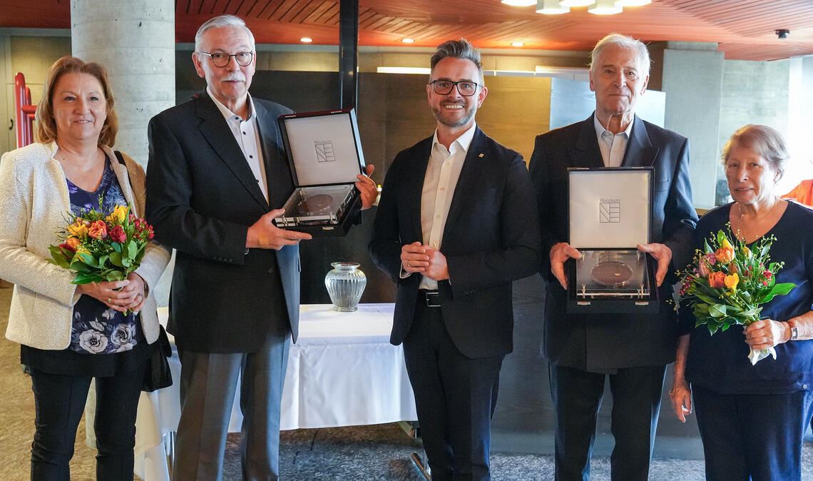 Oberbürgermeister Peter Boch (Mitte) ehrt Peter Wagner (re.) und Reiner Lichtenberger mit der Portusmedaille für besonderes ehrenamtliches Engagement. Mit auf dem Bild sind die Ehefrauen Sabine Wagner und Karin Lichtenberger. Foto: Stadt PF/Teuscher